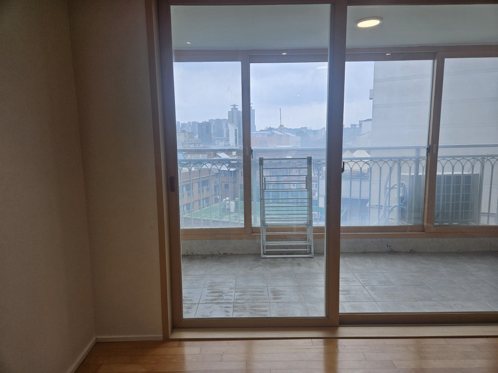 시공 전 발코니 창호 및 바닥 상태 현장 점검 모습