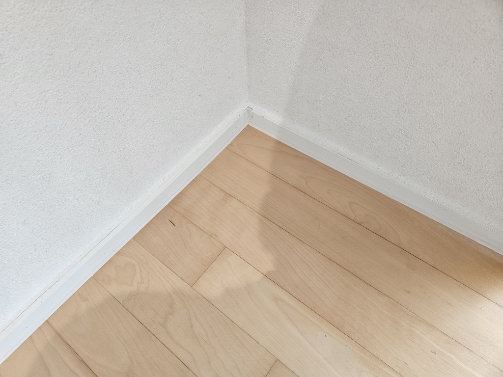 깔끔하게 마감된 걸레받이 모서리 실리콘 코킹 완성 사진